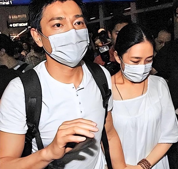 63岁刘德华陪妻回豪门娘家！合影拘谨手放桌面，天王也怕见亲戚