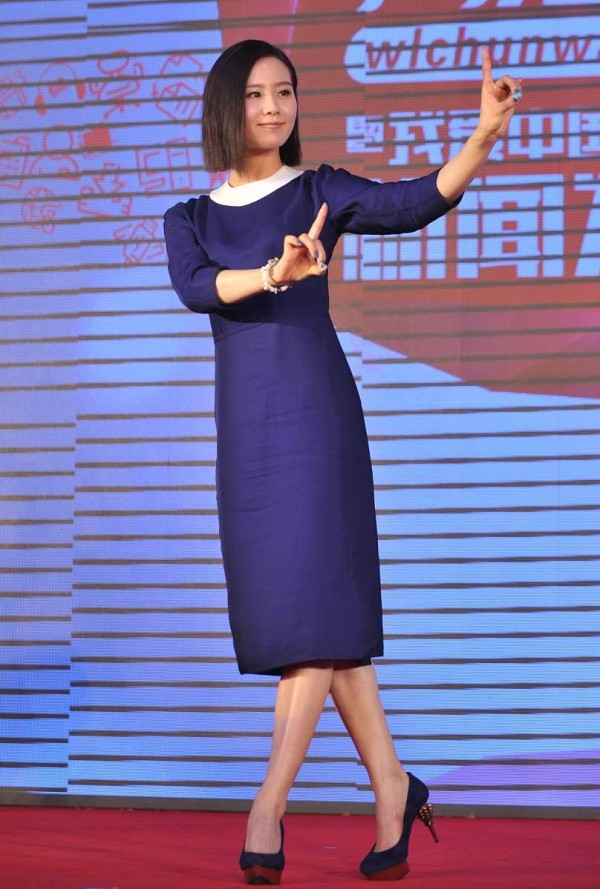 “刘诗诗与杨紫：同台领奖的璀璨星光，演绎无尽魅力与友谊”