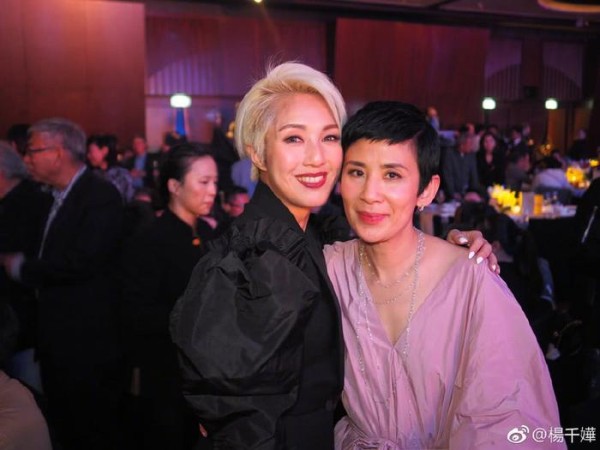 杨千嬅晒出跟古天乐宣萱吴君如的合照 还有55岁的方中信 帅气