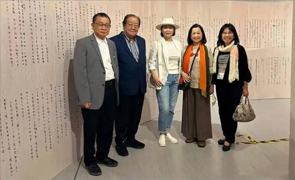 林青霞跟好友看展合影，没明星光环她就是普通奶奶，没躲过中年肥皮肤也下坠，但优雅自然！