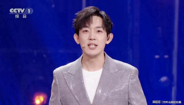 《星光大道》季赛：赛程拉长表演乏味，冠军打感情牌、评奖分猪肉