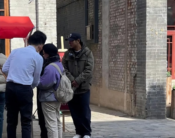 曝知名相声演员落魄卖草莓，曾退出德云社，如今路人合影得买两盒