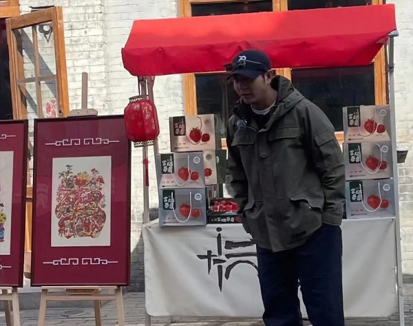 曝知名相声演员落魄卖草莓，曾退出德云社，如今路人合影得买两盒