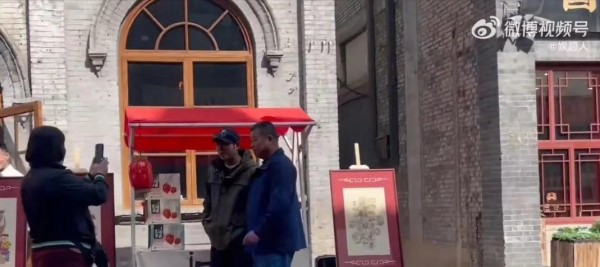 曝知名相声演员落魄卖草莓，曾退出德云社，如今路人合影得买两盒