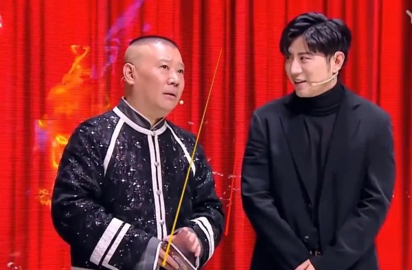 曝知名相声演员落魄卖草莓，曾退出德云社，如今路人合影得买两盒