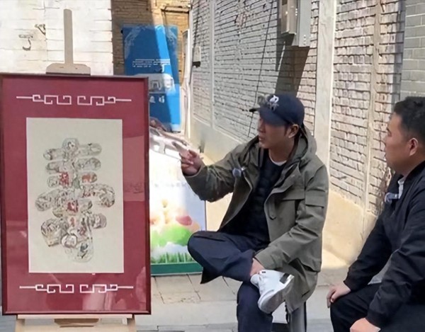 曝知名相声演员落魄卖草莓，曾退出德云社，如今路人合影得买两盒