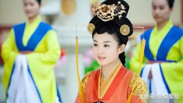 赵丽颖农村出来身价过亿，离不开背后的三个男人，冯绍峰也靠边站