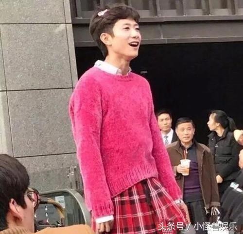 8位当红男星换上装时，王俊凯御姐范十足，易烊千玺让网友笑喷！