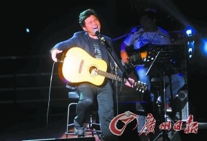 音乐风云榜颁奖歌手跳水意外抢镜