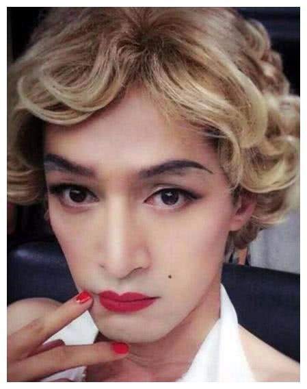 男明星男扮女装起来，都让人眼前一亮，只有他的让人不适