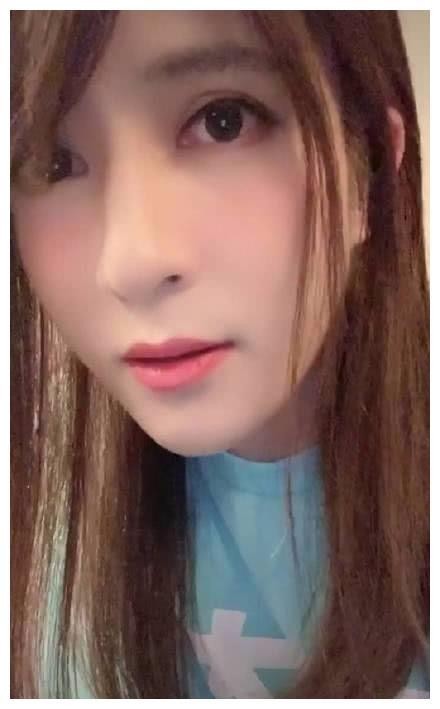 男明星男扮女装起来，都让人眼前一亮，只有他的让人不适