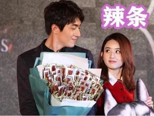 明星们的喜好：林更新爱辣条，白敬亭爱鞋，看到肖战：我也是