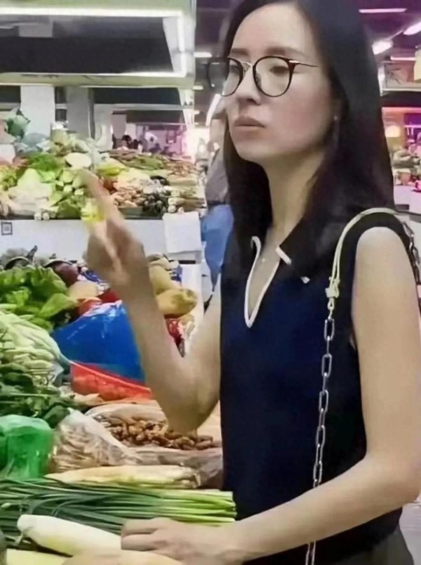 演员董洁是娱乐圈唯一一个个子最小，身材最瘦、最抗衰的女演员