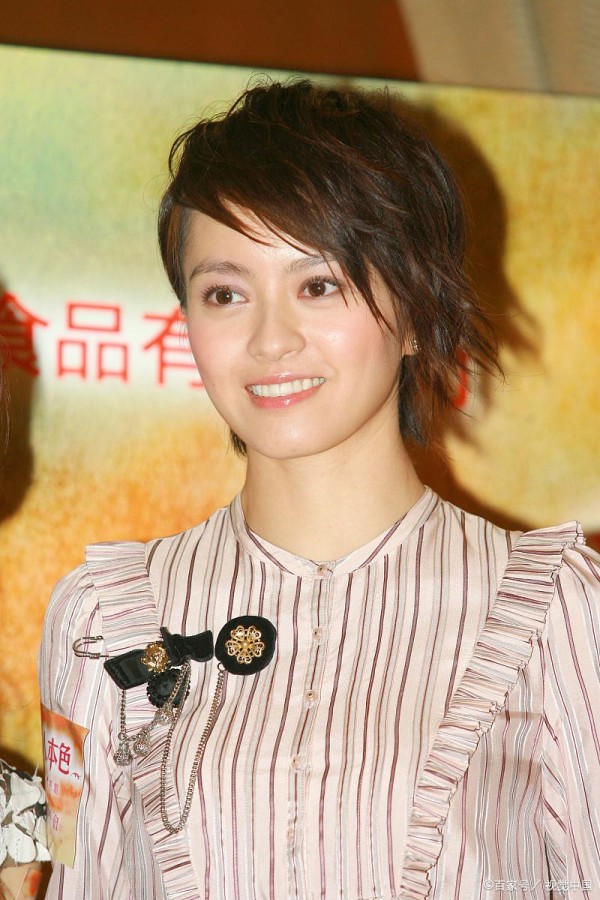 “短发玉女”梁咏琪：音乐与演艺双栖的多才女性