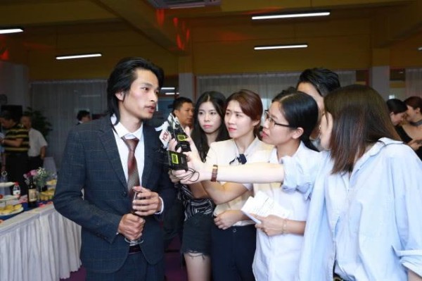 陈霆聪还不到半年又成就了影视圈总部，他经常说我的梦想不是梦