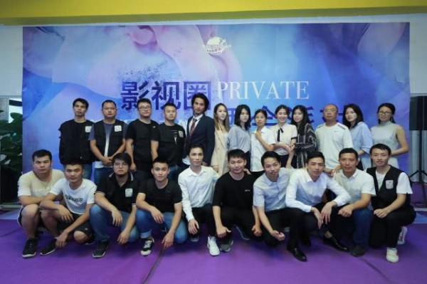 陈霆聪还不到半年又成就了影视圈总部，他经常说我的梦想不是梦