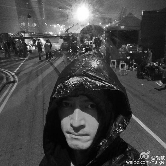 胡歌公布恋情后首发自拍照对镜头抿嘴卖萌（图）