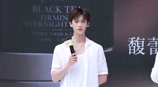 李昀锐0517杭州线下活动主播全程 全白T清新登场,台下都是尖叫声人气爆棚