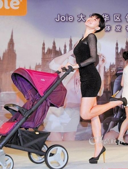 小S一边推着婴儿车一边不忘大摆POSE抢镜