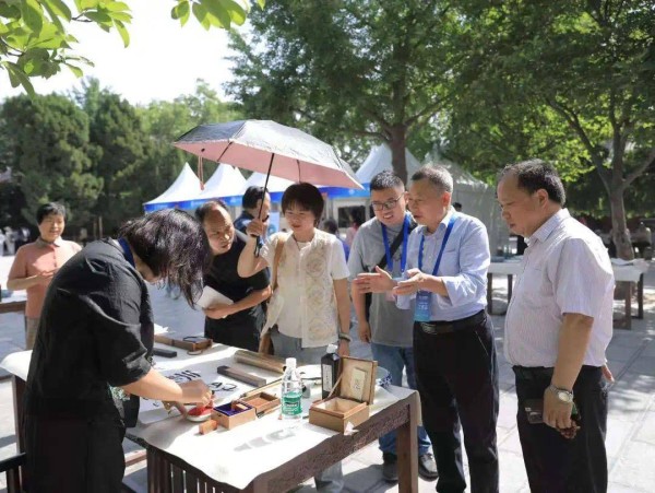 在书法圣地翰墨飘香 书法家们在碑林挥毫