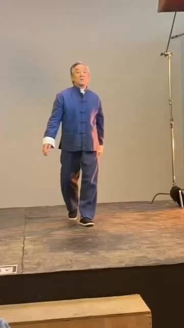 来看一位与众不同的成龙大哥