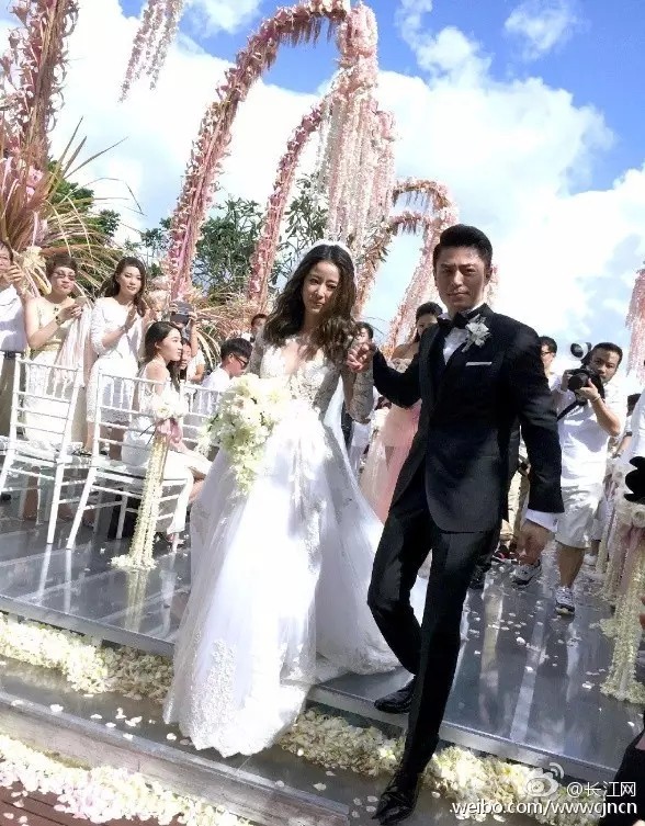 明星扎堆追捧的四类国外品牌婚纱&礼服，考验你是否为真爱粉的时候到了。