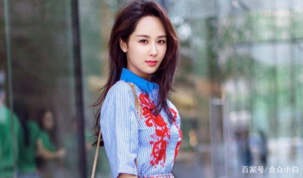 她是娱乐圈中当红小花旦，深夜发文秒删，或许因为此事