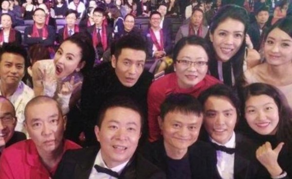明星合影都喜欢抢C位，比身价，但在富豪面前却毫无地位