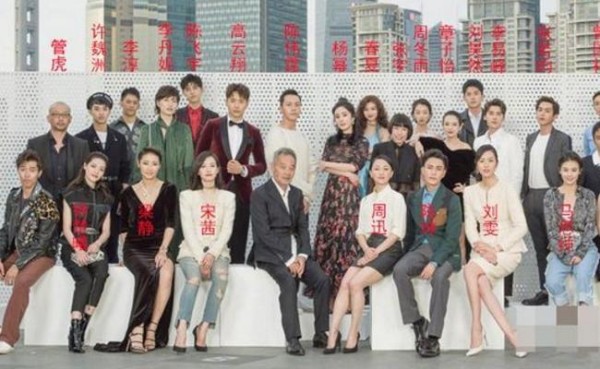 明星合影都喜欢抢C位，比身价，但在富豪面前却毫无地位