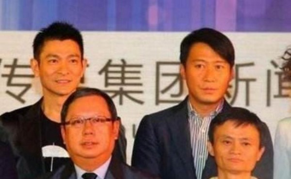 明星合影都喜欢抢C位，比身价，但在富豪面前却毫无地位