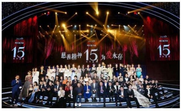 明星合影都喜欢抢C位，比身价，但在富豪面前却毫无地位