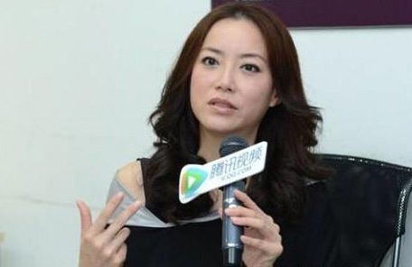 她是谢霆锋背后的“保姆”，香港娱乐圈王牌经纪人！现成单身妈妈