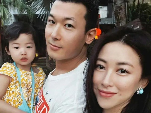 朱珠带4岁女儿上台读诗：是“艺术熏陶”还是“星二代速成班”？