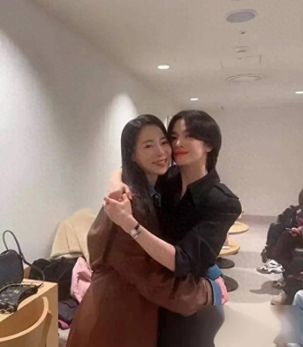 林智妍晒和宋慧乔合照，“妍珍东恩”贴贴画面超甜