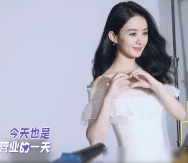 赵丽颖主动公开化妆过程，有谁注意她是怎么涂口红的？真的太讲究了！