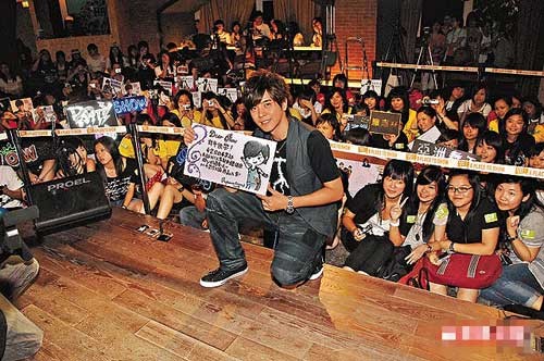 昨日29岁生日的小猪，在港与近二百名歌迷庆祝
