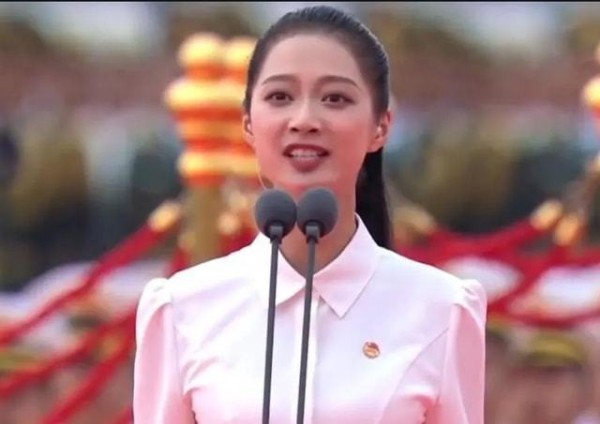 “中传校花”冯琳与明星同台，再次公开亮相，表现令观众惊讶