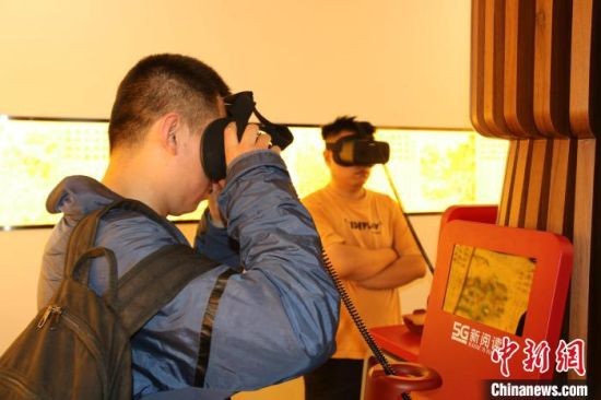 在山东淄博蒲松龄纪念馆，游客和研学团体络绎不绝地走进聊斋主题VR沉浸式体验空间。