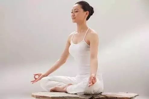 这套孕后瑜伽，让你和女明星们一样苗条