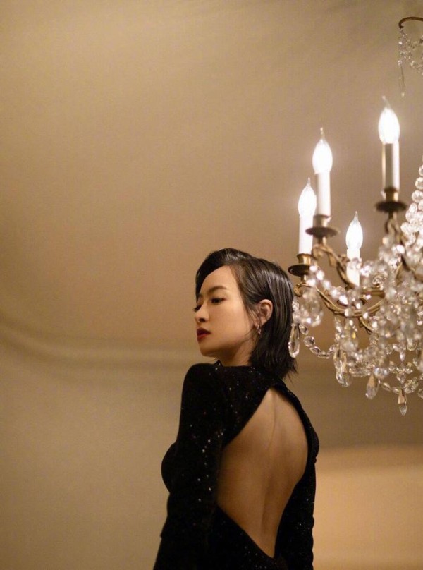 女明星的露背装，真是好迷人，看来运动锻炼的效果真好