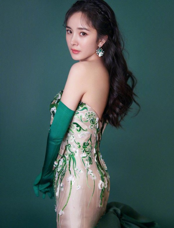 女明星的露背装，真是好迷人，看来运动锻炼的效果真好