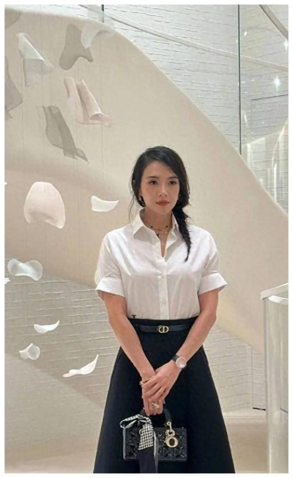 章子怡离婚后首次亮相，甜笑温柔状态超好，展现自信坚韧风采！