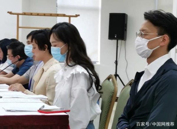 众明星赴党校演艺界培训，孙俪唐嫣淡妆出席，态度认真仪态端庄