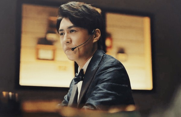 黄景瑜<a style='color:#f10404;' href='https://www.mingxing.cc/tags-2656.html ' target='_blank'>靳东</a>合作拍摄大片<strong></p> <p>黄景瑜</strong>，一脸正经的特工吃薯片，看着别人闯关？