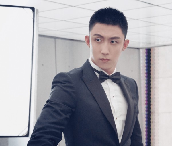 黄景瑜<a style='color:#f10404;' href='https://www.mingxing.cc/tags-2656.html ' target='_blank'>靳东</a>合作拍摄大片<strong></p> <p>黄景瑜</strong>，一脸正经的特工吃薯片，看着别人闯关？