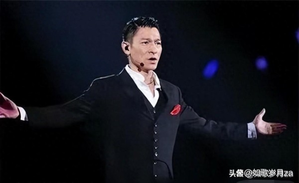 刘德华的私生粉：疯狂追星的背后是何等的沉沦，更引发人们的深思