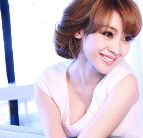 就因为事业线太美，实力“三栖”明星被网友封为“花瓶”！