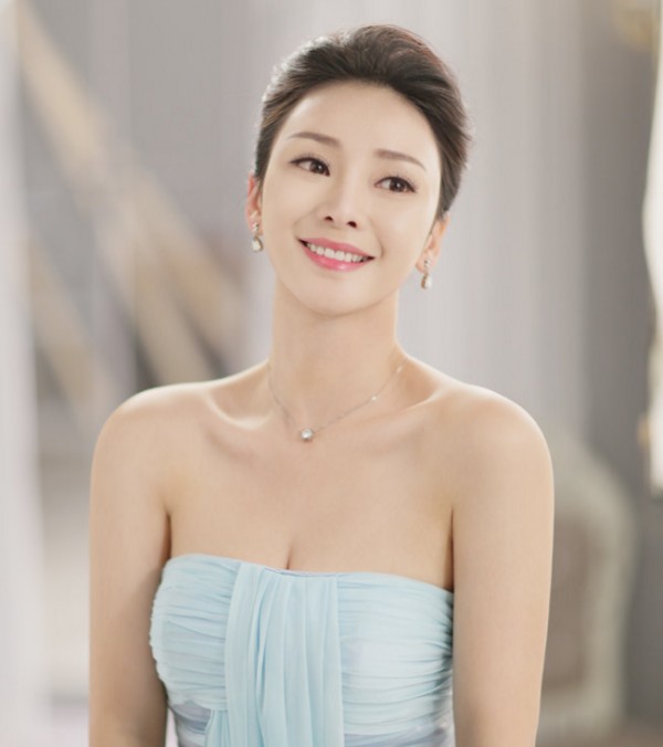 就因为事业线太美，实力“三栖”明星被网友封为“花瓶”！