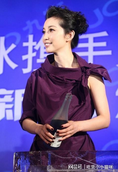 4位有洁癖的明星，有人一天洗3次澡，有人接吻过敏，都很奇葩