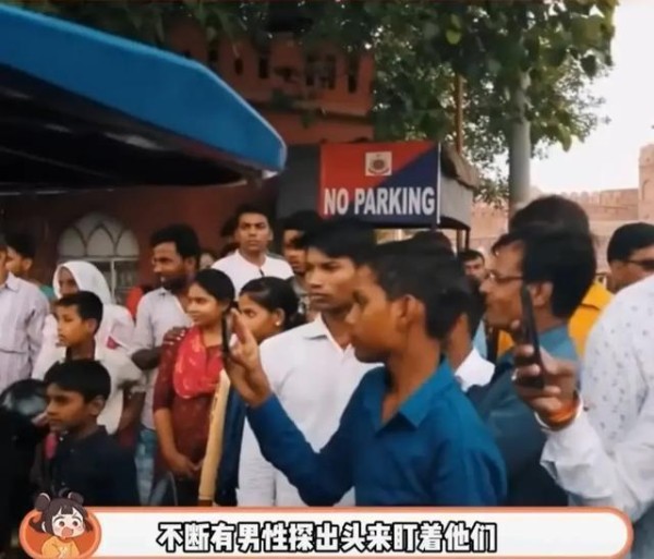 钟楚曦印度录综艺，被印度男性团团围住，去哪不行敢去印度……